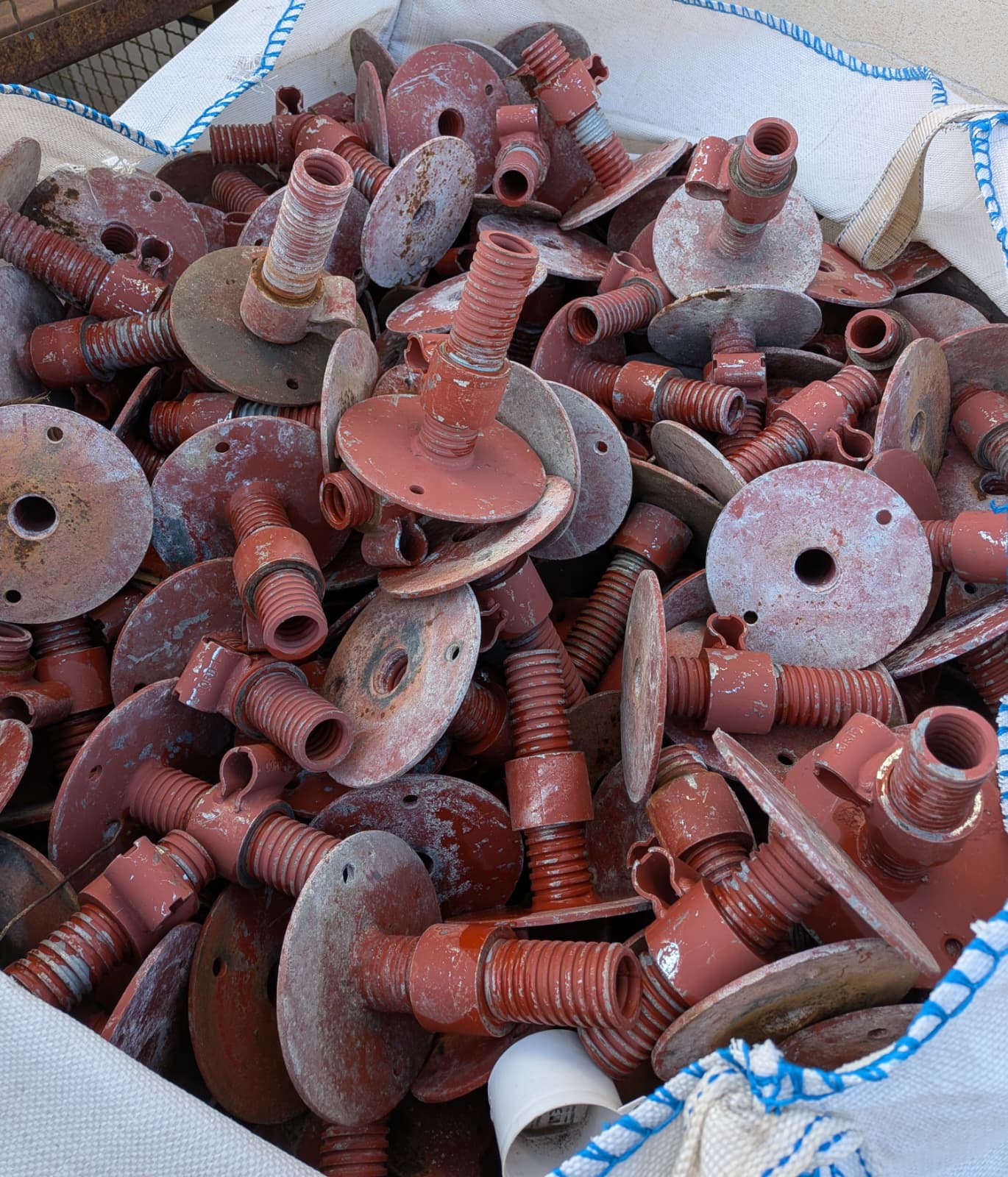 Stock di piedini/basette regolabili per ponteggio 