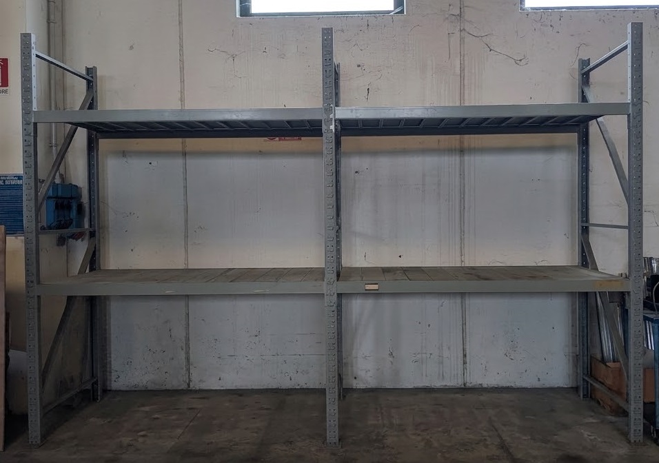 Scaffale industriale con ripiani